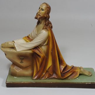 Religiosa Jezus beeld geknield te koop