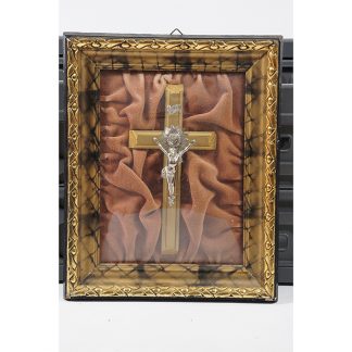 Crucifix achter glas